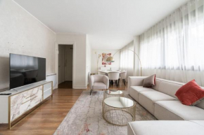 A Refined 2-bedroom close Avenue Foch